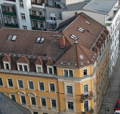 Eckgebäude an der Eisenbergerstraße 17 in Dresden aus der Luftperspektive.
