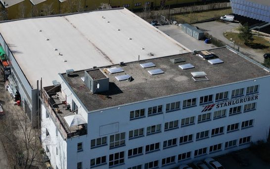 Weißes Gewerbeobjekt an der Margot-Kalinke-Straße 3 in München.